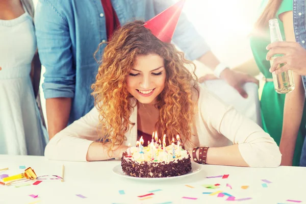 Šťastná žena s narozeninovým dortem na domácí párty — Stock fotografie