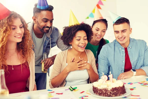 Equipo saludo colega en fiesta de cumpleaños de la oficina — Foto de Stock