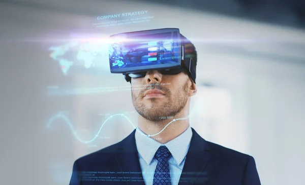 Επιχειρηματίας με σετ κεφαλής εικονικής πραγματικότητας στο γραφείο — Φωτογραφία Αρχείου