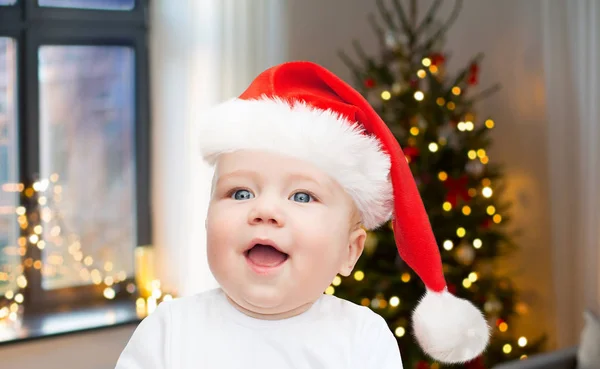 Primer plano de bebé en sombrero de santa en Navidad —  Fotos de Stock