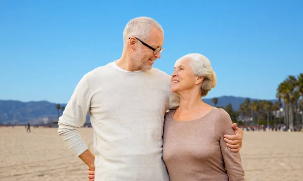Felice coppia anziana che abbraccia sulla spiaggia di venezia — Foto Stock