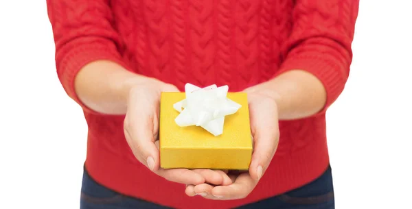 Nahaufnahme einer Frau in rotem Pullover mit Geschenkbox — Stockfoto
