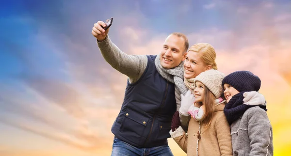 Familie macht Selfie mit Smartphone über dem Himmel — Stockfoto