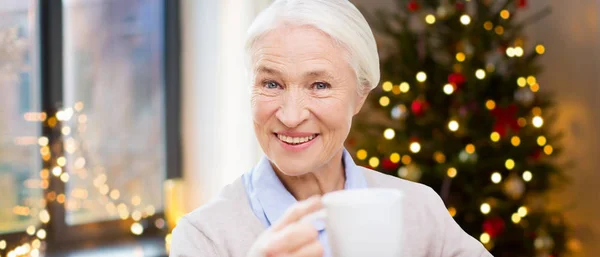 Счастливая пожилая женщина с чашкой кофе — стоковое фото