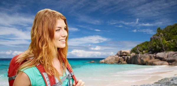Gelukkige vrouw met rugzak over Seychellen strand — Stockfoto