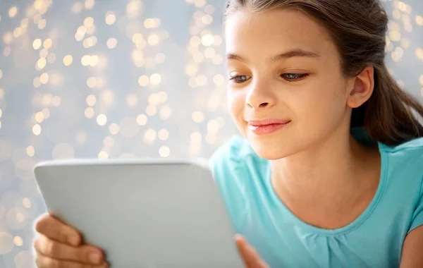 Nahaufnahme eines lächelnden Mädchens mit Tablet-PC — Stockfoto