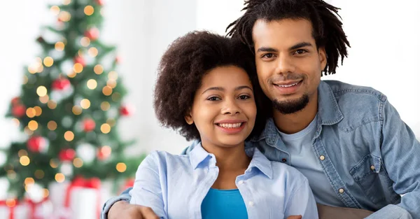 クリスマスに抱いて幸せなカップル — ストック写真