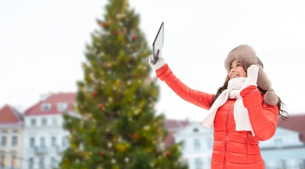 Femme avec tablette pc sur l'arbre de Noël — Photo