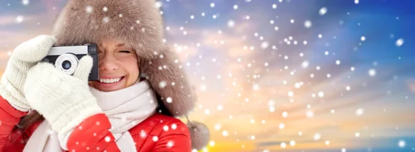 Ευτυχισμένη γυναίκα με φιλμ φωτογραφικής μηχανής σε εξωτερικούς χώρους το χειμώνα — Φωτογραφία Αρχείου