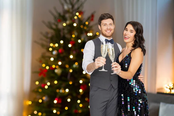 Celebração Festa Feriados Conceito Casal Feliz Com Copos Bebendo Champanhe — Fotografia de Stock