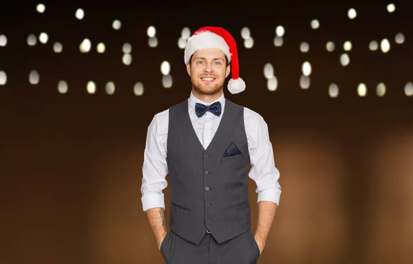 Hombre feliz en sombrero de santa y traje en Navidad —  Fotos de Stock