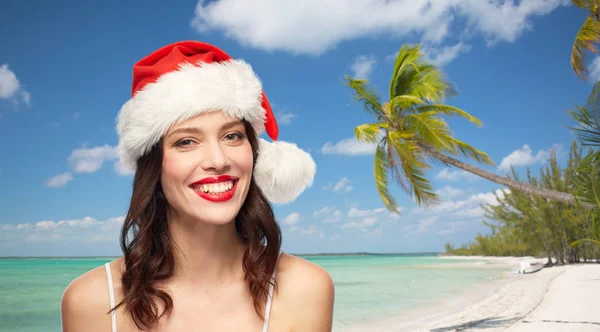 क्रिसमस पर सांता टोपी में लाल lipstick साथ महिला — स्टॉक फ़ोटो, इमेज