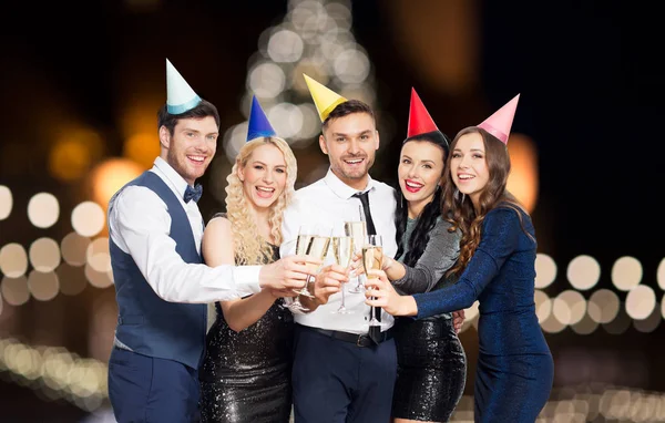 Amigos con copas de champán en la fiesta de Navidad — Foto de Stock