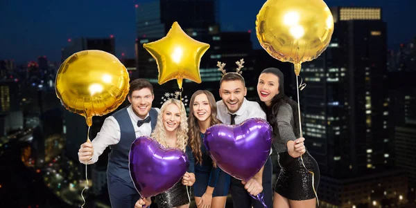 Friends at christmas party over night city — Stock Photo, Image