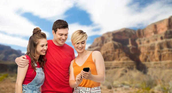 Amici con smartphone oltre Grand Canyon — Foto Stock