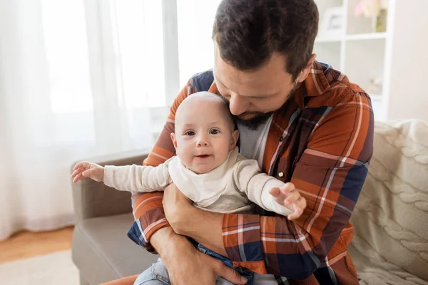Primer plano de padre con pequeño niño en casa — Foto de Stock
