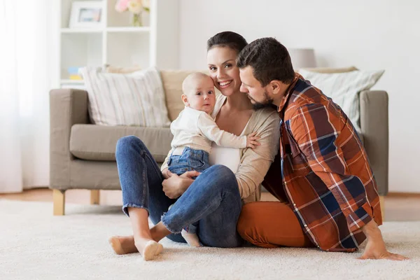 Familia feliz con el bebé divirtiéndose en casa —  Fotos de Stock