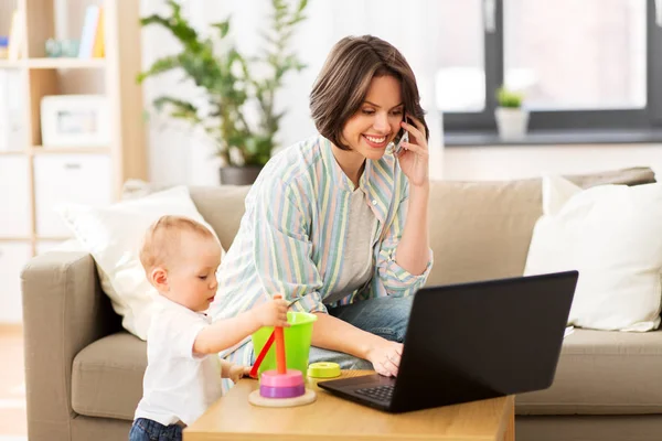 Werkende moeder met baby bellen op smartphone — Stockfoto