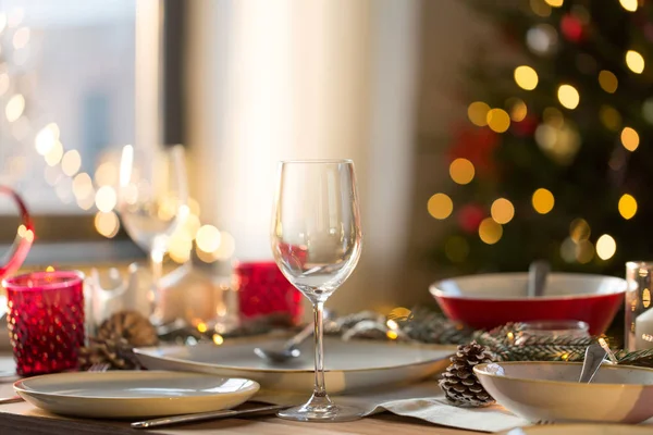 Cenário de mesa para jantar de Natal em casa — Fotografia de Stock