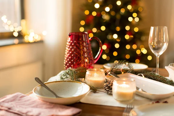 Mesa servida para o jantar de Natal em casa — Fotografia de Stock