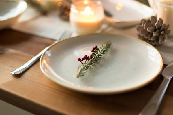 Cenário de mesa para jantar de Natal em casa — Fotografia de Stock