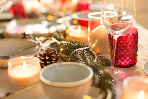 Cone de pinho e velas queimando na mesa de Natal — Fotografia de Stock