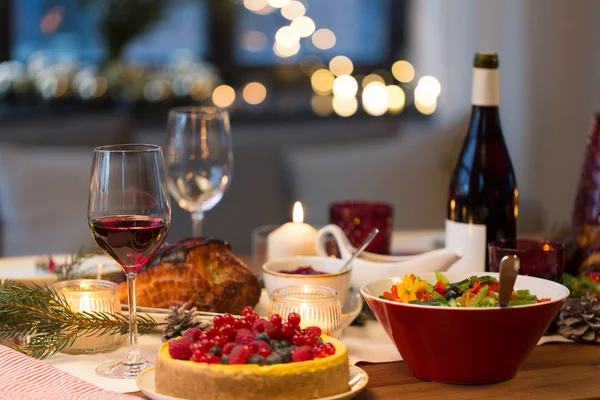 Еда и напитки на рождественский стол дома — стоковое фото
