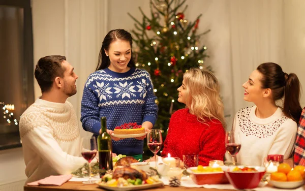 Amigos felices teniendo la cena de Navidad en casa —  Fotos de Stock