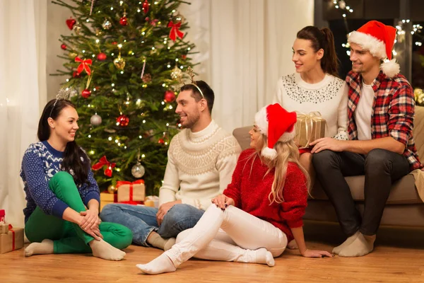 Friends celebrating christmas at home — Stock Photo, Image
