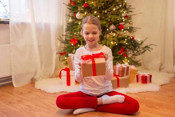 Noel Tatil Çocukluk Kavramı Hediye Kutusu Evde Kızla Gülümseyen — Stok fotoğraf