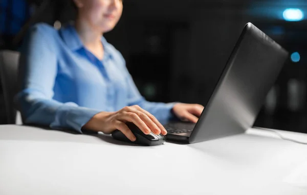 컴퓨터 마우스를 사용하는 여성 사업가와 가까워 지는 모습 — 스톡 사진