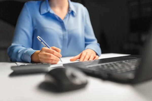 Femme d'affaires avec des papiers travaillant au bureau de nuit — Photo