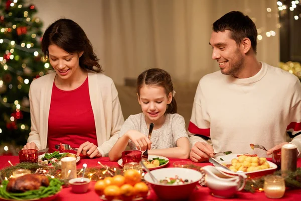 Szczęśliwa rodzina ma świąteczny obiad w domu — Zdjęcie stockowe