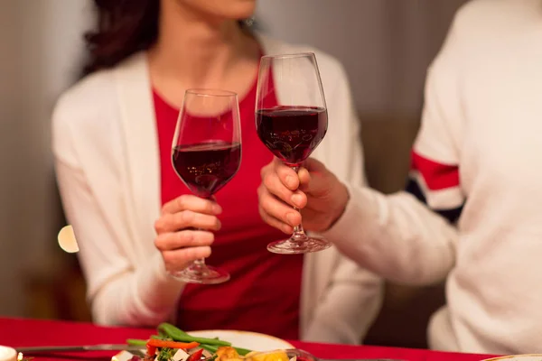 Yılbaşında kırmızı şarap içme çiftin yakın çekim — Stok fotoğraf