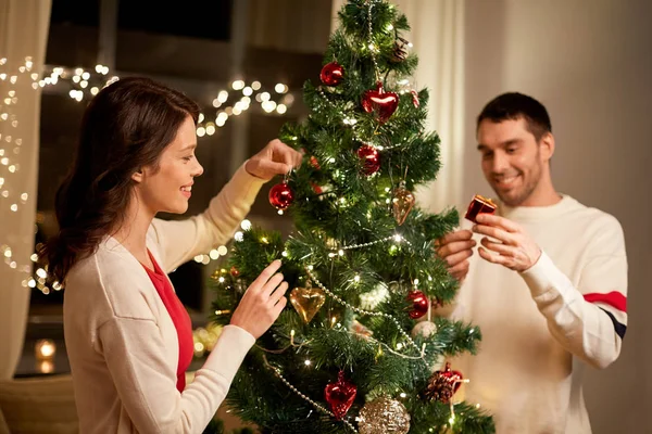 Heureux couple décoration arbre de Noël à la maison — Photo