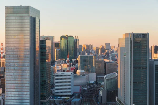 Vista para a estação ferroviária na cidade de tokyo, japão — Fotografia de Stock