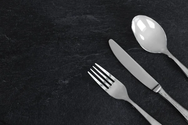 Primo piano di forchetta, coltello e cucchiaio sul tavolo — Foto Stock