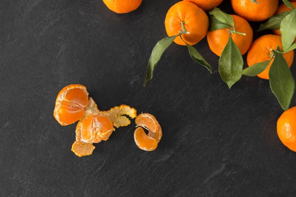 Primer plano de mandarinas en la mesa de pizarra —  Fotos de Stock