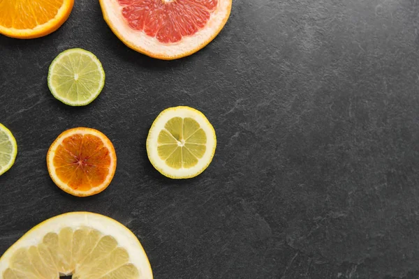 Close up of different citrus fruit slices — Stok Foto