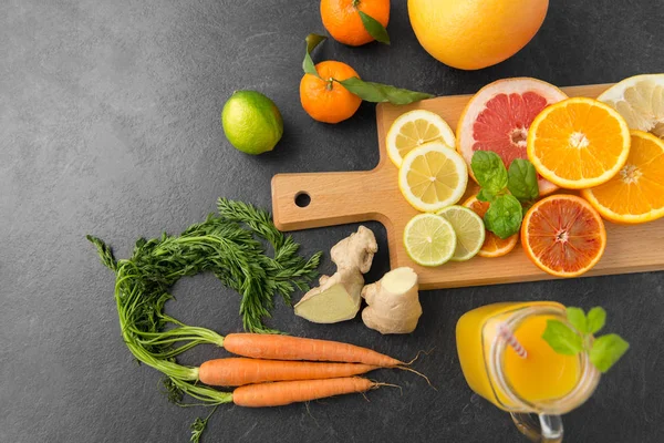 Buah-buahan, sayuran, pemotongan papan dan jus — Stok Foto