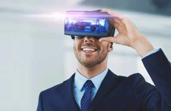 Empresário com fone de ouvido de realidade virtual no escritório — Fotografia de Stock