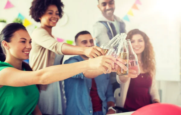 Equipe feliz com bebidas comemorando na festa do escritório — Fotografia de Stock