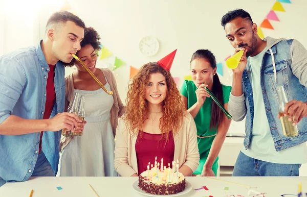 Compañeros de trabajo felices con pastel en la fiesta de cumpleaños de la oficina — Foto de Stock