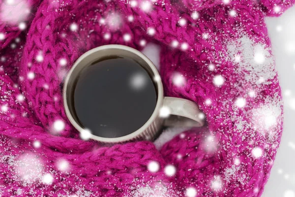 Gros plan de thé ou café et écharpe d'hiver dans la neige — Photo