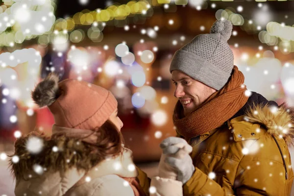 Couple heureux tenant la main au marché de Noël — Photo