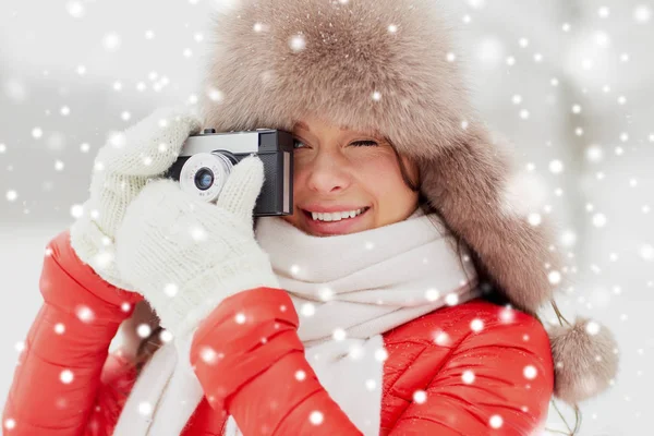 Mulher feliz com câmera de filme ao ar livre no inverno — Fotografia de Stock