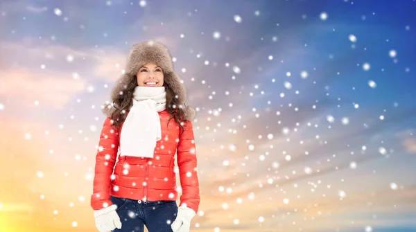 Happy woman in winter fur hat over sky and snow — Stock Photo, Image