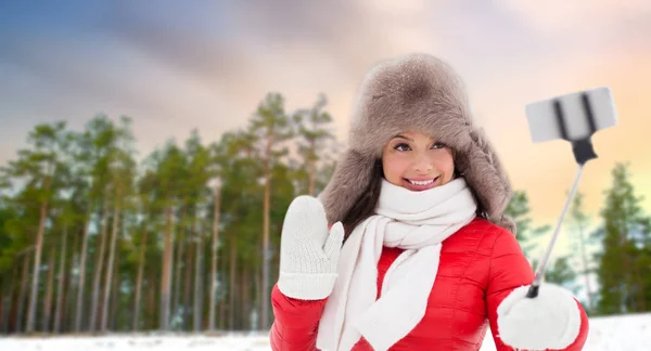 Mulher feliz tomando selfie sobre floresta de inverno — Fotografia de Stock