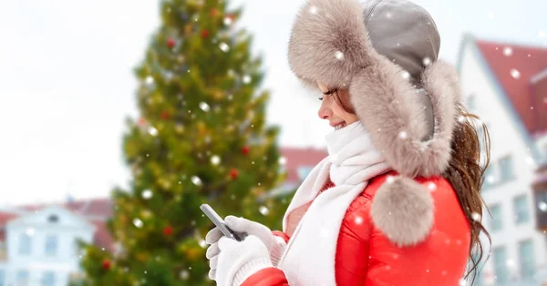 Femme avec smartphone sur l'arbre de Noël — Photo