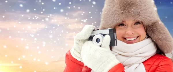 Mulher feliz com câmera de filme ao ar livre no inverno — Fotografia de Stock